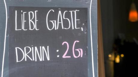 Eine Gaststätte in Prenzlauer Berg in Berlin informiert seine Gäste über die 2G-Regel.