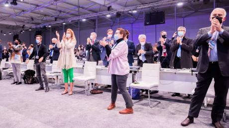 Waren wir gut? Das wird sich noch zeigen. Nach aufreibenden Verhandlungen – zuletzt unter Zeitdruck – applaudieren sich Teilnehmer bei der Plenarsitzung der UN-Klimakonferenz COP26.