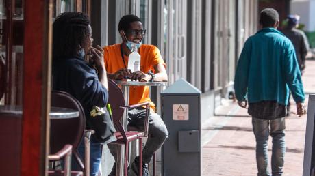 Aktuell ist das öffentliche Leben in Südafrika kaum eingeschränkt – doch die steigenden Corona-Zahlen könnten das ändern.