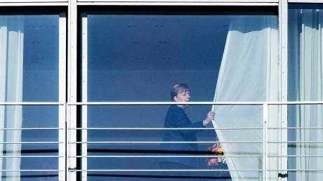 Angela Merkel zieht im Kanzleramt die Vorhänge zu – und verabschiedet sich aus dem Blick der Öffentlichkeit. Aus ihrem Büro wird sie nicht viel mitnehmen. Bilder und Einrichtung gehören zum größten Teil dem Staat.  	