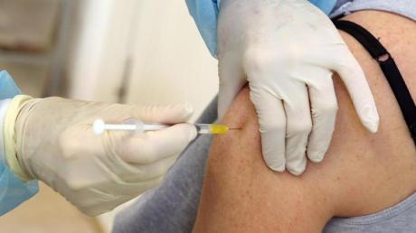 Eine Frau bekommt in der Praxis ihrer Hausärztin ihre Booster-Impfung. Soll die Corona-Impfung zur Pflicht werden? Darüber wird in der Bundesregierung diskutiert.