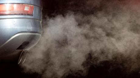 Luftschadstoffe - etwa durch Abgase - sind nach EU-Angaben noch immer in vielen Städten eine Gesundheitsgefahr.