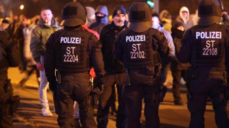 Polizisten stehen Demonstranten in Sachsen-Anhalt gegenüber. Immer mehr Politiker warnen vor Hass und Gewalt bei den Protesten gegen die Corona-Maßnahmen.