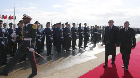 Der algerische Präsident Abdelmadjid Tebboune (r.) und Recep Tayyip Erdogan, Präsident der Türkei, vor einer Ehrengarde des algerischen Militärs.