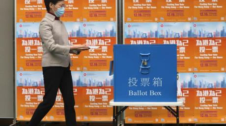 Hongkongs Regierungschefin Carrie Lam gibt ihre Stimme für die Parlamentswahlen in Hongkong ab.