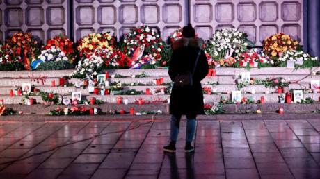 Eine Frau steht am Mahnmal «Der Riss» zum Gedenken an die Opfer des Terroranschlags von 2016.