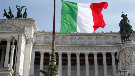Italien wurde in diesem Jahr Fußball-Europameister – und jetzt von einem Wirtschaftsmagazin wegen seines enormen Aufschwungs zum „Land des Jahres“ gekürt. Doch in der Politik droht der Rückfall in alte Zeiten. 	