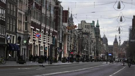 Eine fast menschenleere Straße in Amsterdam. In den Niederlanden gilt bis mindestens 14. Januar ein harter Lockdown.