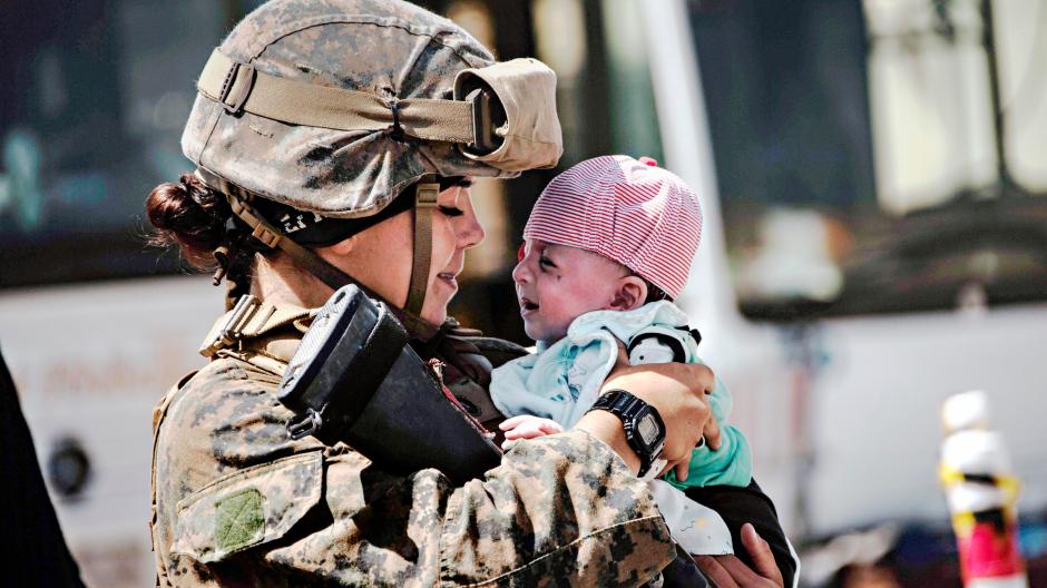 Rette sich, wer kann: Eine US-Soldatin kümmert sich am Flughafen von Kabul um ein Baby, um es in Sicherheit zu bringen.