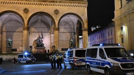 Die Polizei war mit einem Dutzend Mannschaftswagen am Münchner Odeonsplatz im Einsatz.