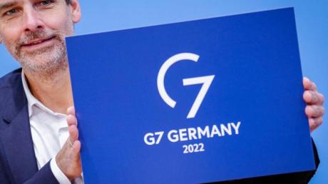 Regierungssprecher Steffen Hebestreit stellt das Logo für die deutsche G7-Präsidentschaft vor.