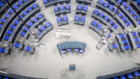Die Sitzordnung im Plenarsaal des Bundestags wurde geändert.