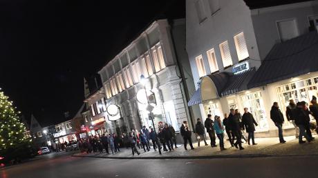 Einmal um den Marktplatz und noch weiter: In Wertingen gingen zuletzt mehr als 700 Menschen, die sich selbst Spaziergänger nennen, auf die Straße.  	