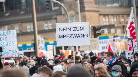 In Hamburg demonstrierten mehrere Tausend Menschen gegen die Corona-Maßnahmen.