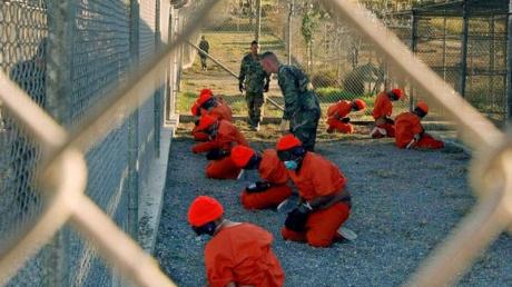 In orangefarbenen Overalls gekleidete Häftlinge im US-Gefangenenlager Guantánamo im Januar 2002.