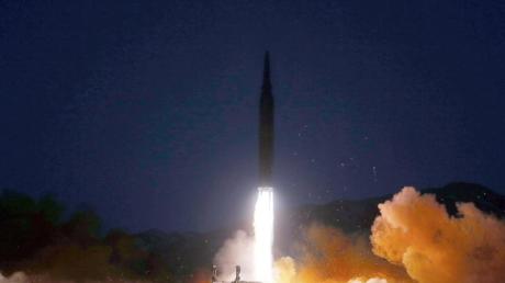 Das Foto der staatlichen nordkoreanischen Nachrichtenagentur KCNA soll den Test einer sogenannten Hyperschallrakete zeigen.