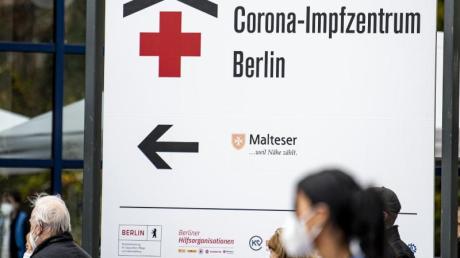 Corona-Impfzentrum Berlin Messe. Laut RKI geht die tägliche Impfquote langsam wieder zurück.
