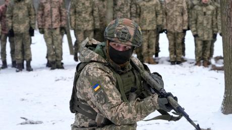 Freiwillige ukrainische Kämpfer bereiten sich auf ihren Einsatz vor. Im Ukraine-Konflikt nehmen die Spannungen zwischen Russland und dem Westen mit Nato, USA und EU weiter massiv zu. Deutschland wird vor allem von den Amerikanern stark kritisiert. 	