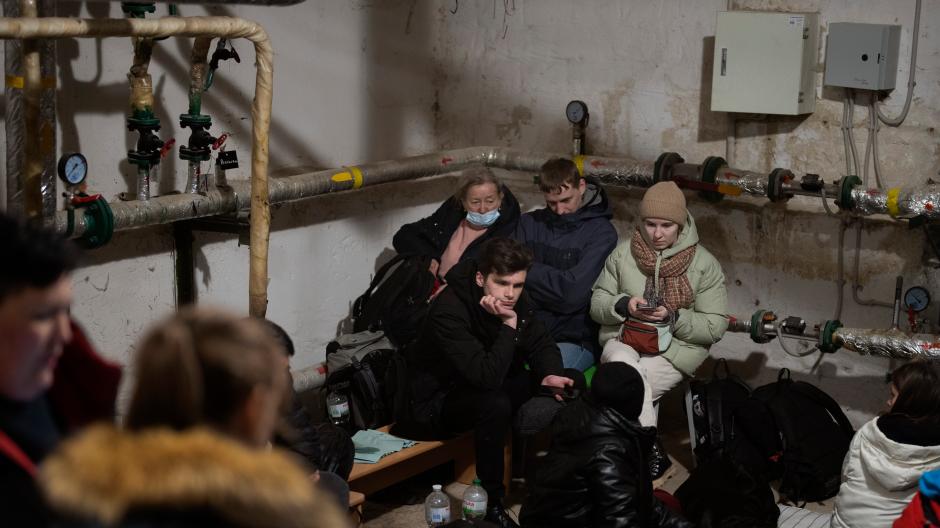 Menschen suchen Schutz in einem Keller eines Gebäudes, während die Sirenen neue Angriffe ankündigen. Russland hat am Donnerstag einen umfassenden Angriff auf die Ukraine gestartet und Städte und Stützpunkte mit Luftangriffen oder Granaten beschossen.