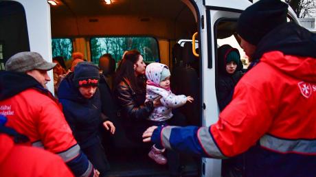 Aus der Ukraine geflüchtete Menschen nahe einer Flüchtlingsunterkunft im ungarischen Beregsurány.