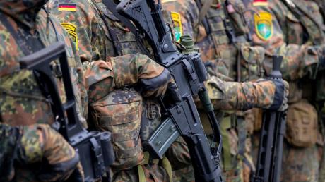 Die Bundeswehr soll über ein Sondervermögen 100 Milliarden Euro für Investitionen und Rüstungsvorhaben erhalten.