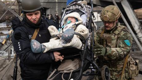 Flucht über Trümmer - dazu die ständige Angst vor Beschuss: Die Evakuierung von Zivilisten aus ukrainischen Städten wie Irpin gestaltet sich schwierig.