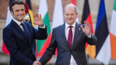 Frankreichs Präsident Emmanuel Macron (l) empfängt Bundeskanzler Olaf Scholz (SPD) am Schloss in Versailles - nun gratulierte Scholz seinem Amtskollegen zur Wiederwahl