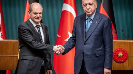 Bundeskanzler Olaf Scholz ist für Gespräche mit dem türkischen Präsidenten Recep Tayyip Erdogan nach Ankara gereist.