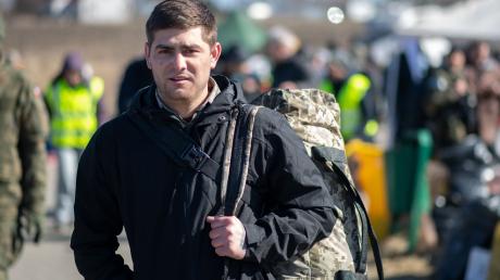 Oleg Kowal steht am polnischen Grenzübergang Medyka. Er will zurück in die Ukraine, um gegen die russischen Truppen zu kämpfen.