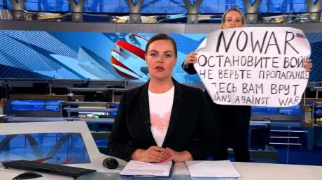 In Russland ist es Medien verboten, den russischen Einmarsch in die Ukraine als «Krieg» oder «Invasion» zu bezeichnen - Marina Owssjannikowa (r) tat in der Nachrichtensendung genau das.