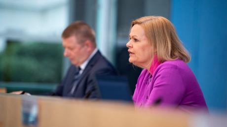 Bundesinnenministerin Nancy Faeser (SPD) bei der Vorstellung des Aktionsplans Rechtsextremismus. Neben ihr sitzt Thomas Haldenwang, Präsident des Bundesamtes für Verfassungsschutz.