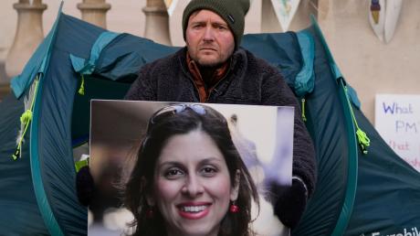 Nazanin Zaghari-Ratcliffes Ehemann Richard Ratcliffe hält bei einem Protest in London im vergangenen November das Foto seiner Frau in den Händen.