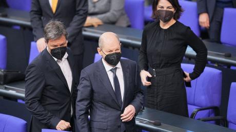 Ampel-Koalition lehnte eine Ukraine-Debatte ab:
Kanzler Olaf Scholz, Vizekanzler Robert Habeck, dahinter Außenministerin Annalena Baerbock.