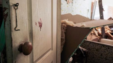 Blut in einer durch russische Artillerie getroffene Wohnung in Kiew. Der ukrainischen Vize-Premierministerin zufolge wurden inzwischen 2000 Ermittlungsverfahren gegen russische Soldaten wegen mutmaßlicher Verbrechen eingeleitet.