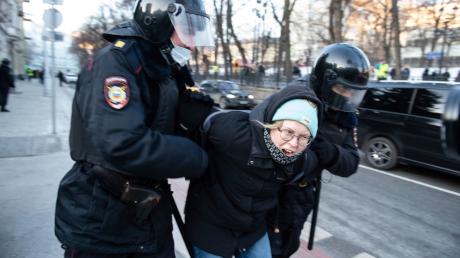 Die Polizei nimmt eine Demonstrantin während einer Protest-Aktion gegen Russlands Invasion in die Ukraine fest (Archivbild vom 27. Februar).