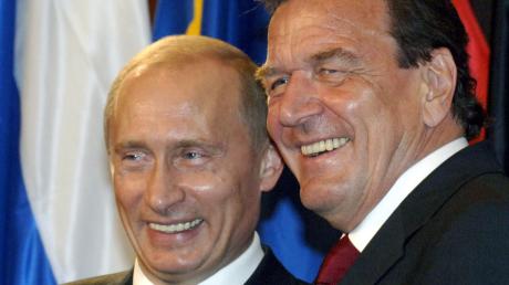 Der damalige Bundeskanzler Gerhard Schröder (SPD, r) im Jahr 2005 mit Russlands Präsident Wladimir Putin.