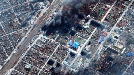 Ein Satellitenfoto zeigt brennende Gebäude in Irpin nahe Kiew.