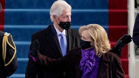 Positiver Corona-Test und Symptome einer milden Erkältung: Hillary Clinton (hier mit Ehemann Bill im Januar 2021).