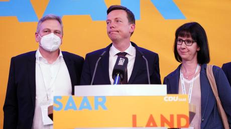 Tobias Hans (Mitte) kündigt nach der Wahlniederlage "persönliche Konsequenzen" an.