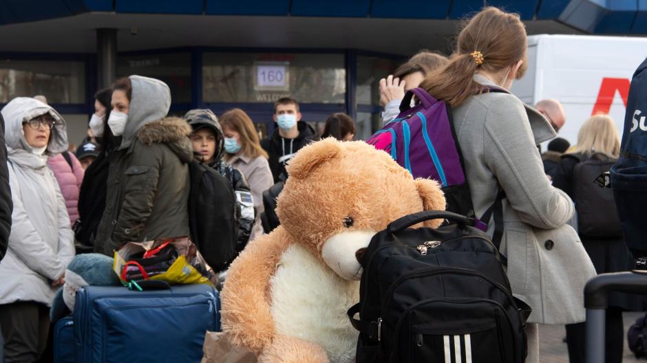 Warten auf die Weiterreise: Kriegsflüchtlinge aus der Ukraine sind in Berlin angekommen.