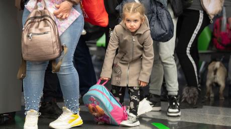 Ein Flüchtlingskind aus der Ukraine nach ihrer Landung auf dem Flughafen Frankfurt.