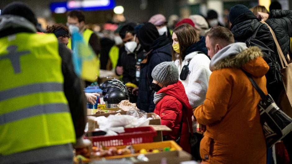 Verpflegung für Flüchtlinge: Freiwillige Helfer verteilen am Berliner Hauptbahnhof Essen an Menschen aus der Ukraine.