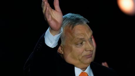 Ungarns Ministerpräsident Viktor Orban dankt jubelnden Anhängern während einer Wahlparty in Budapest.