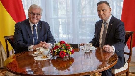 Bundespräsident Frank-Walter Steinmeier (l.) trifft sich bei seiner eintägigen Reise nach Polen mit dem polnischen Präsidenten Andrzej Duda (r) zu einem Vier-Augen-Gespräch.