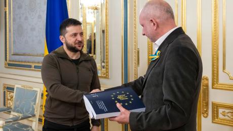 Wolodymyr Selenskyj (l) überreicht Matti Maasikas den Fragebogen für einen EU-Beitritt der Ukraine.
