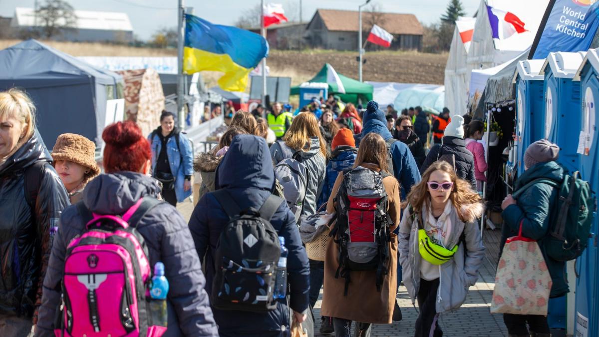 Wojna na Ukrainie: ukraińscy uchodźcy w Polsce: gotowość do pomocy powoli rośnie w cenie