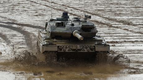 Ein Kampfpanzer der Bundeswehr vom Typ Leopard 2A6.