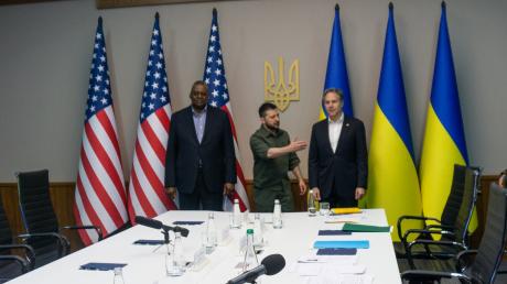US-Verteidigungsminister Lloyd Austin (l.), Wolodymyr Selenskyj, Präsident der Ukraine,  und US-Außenminister Antony Blinken treffen in Kiew zusammen.