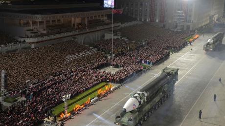 Eine nach Angaben der nordkoreanischen Regierung neu gebaute Interkontinentalrakete Hwasong-17. Gezeigt wurde die Rakete während einer Militärparade anlässlich des 90. Jahrestages der Gründung der Koreanischen Revolutionären Volksarmee (KVA) in Pjöngjang.