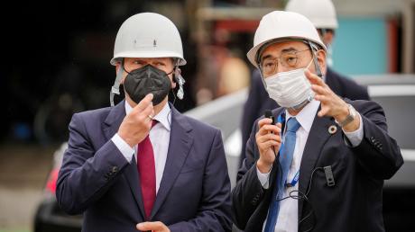 Bundeskanzler Olaf Scholz besichtigt die Wasserstoffanlage der Chiyoda Corporation.